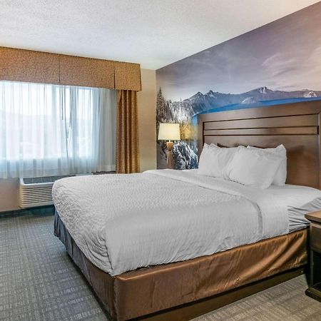 Clarion Pointe Medford Hotel Bagian luar foto