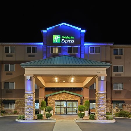 Clarion Pointe Medford Hotel Bagian luar foto