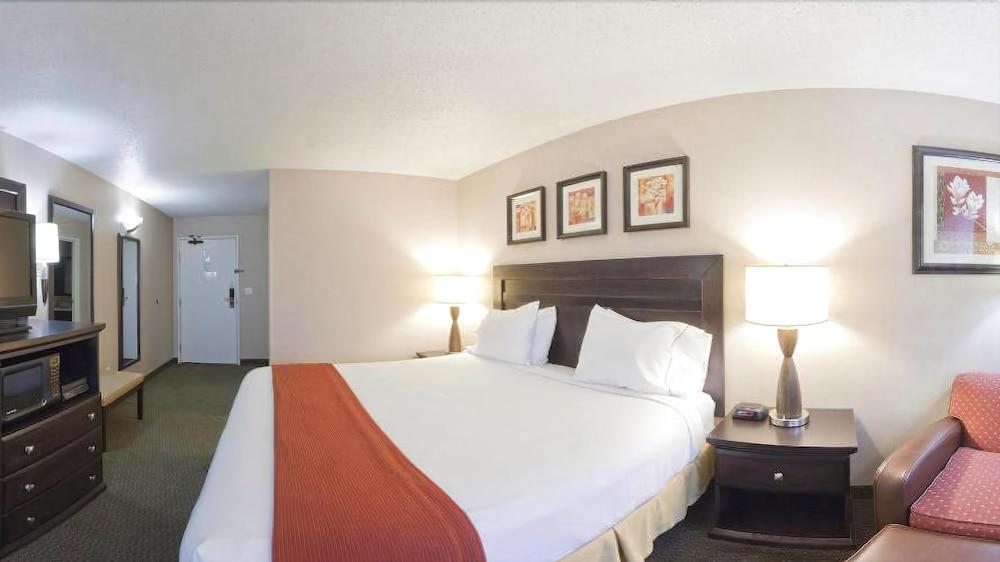 Clarion Pointe Medford Hotel Bagian luar foto