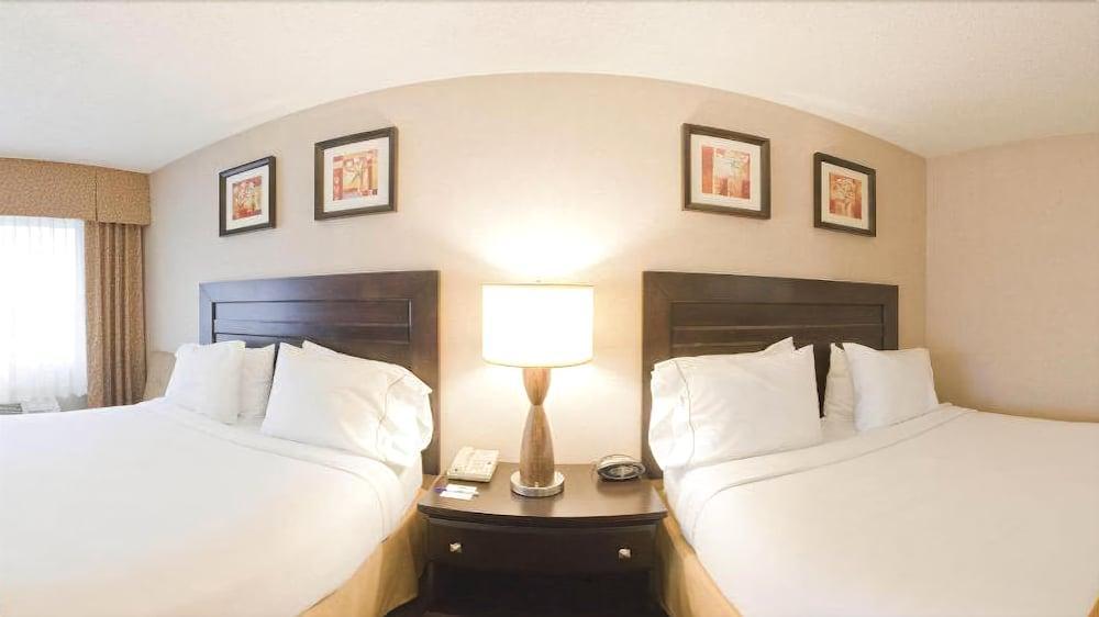 Clarion Pointe Medford Hotel Bagian luar foto