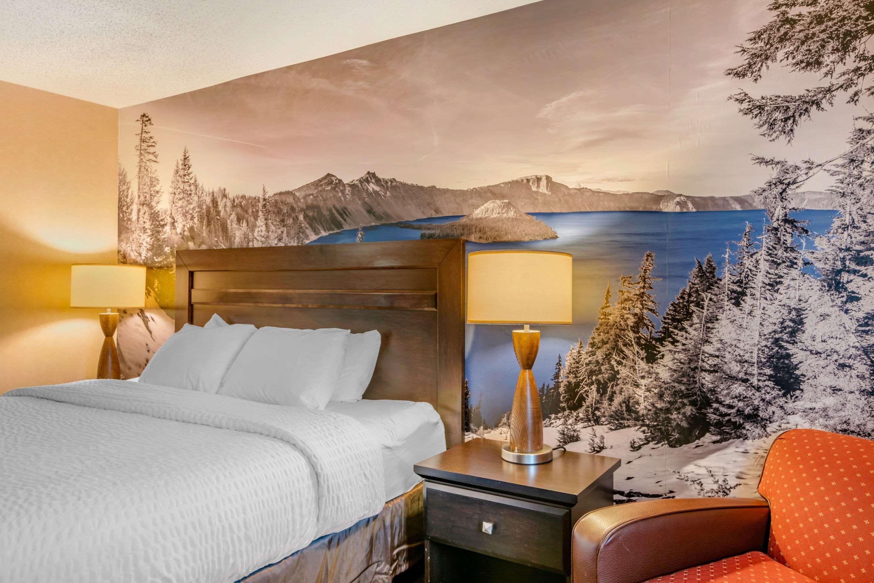 Clarion Pointe Medford Hotel Bagian luar foto