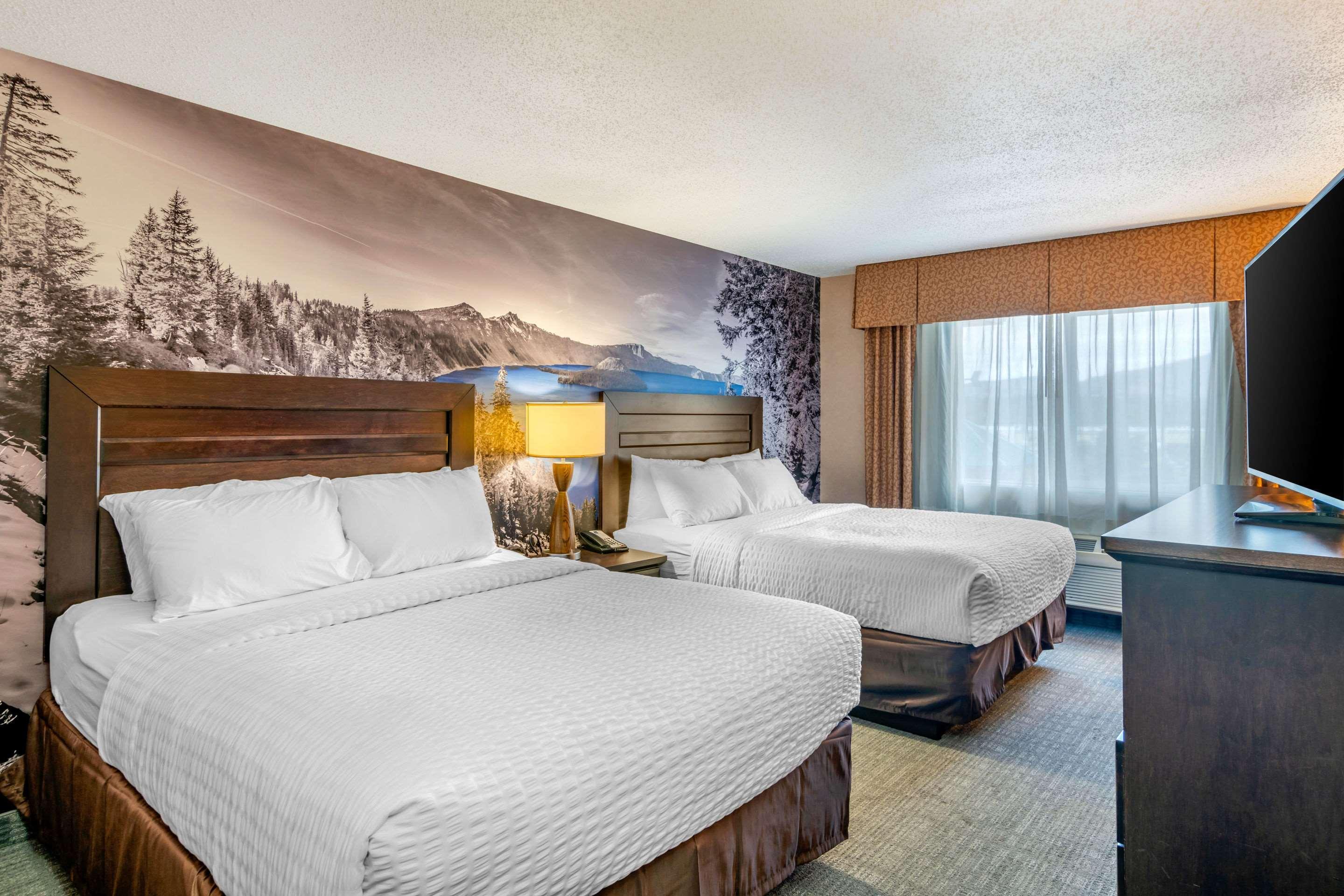 Clarion Pointe Medford Hotel Bagian luar foto