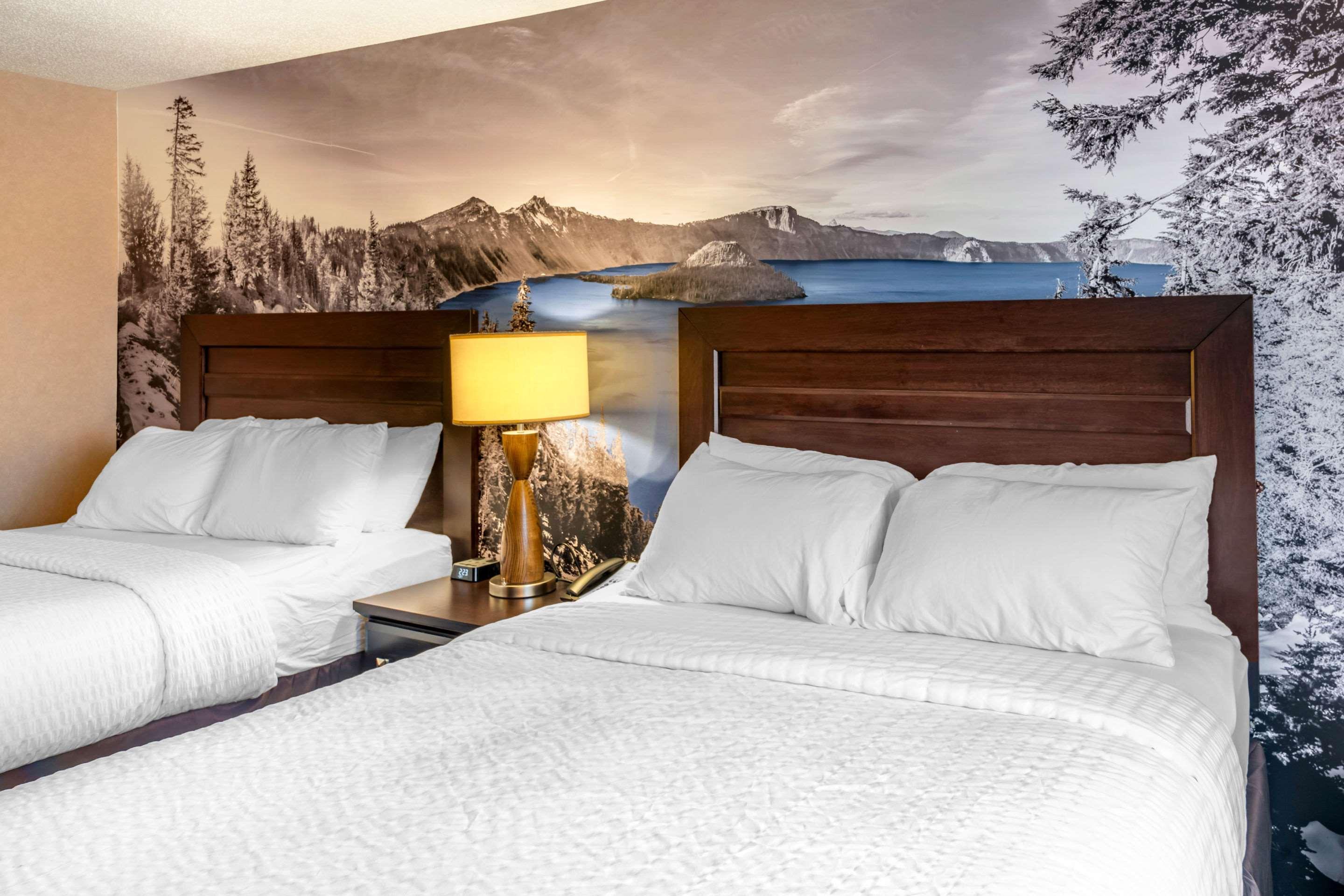 Clarion Pointe Medford Hotel Bagian luar foto
