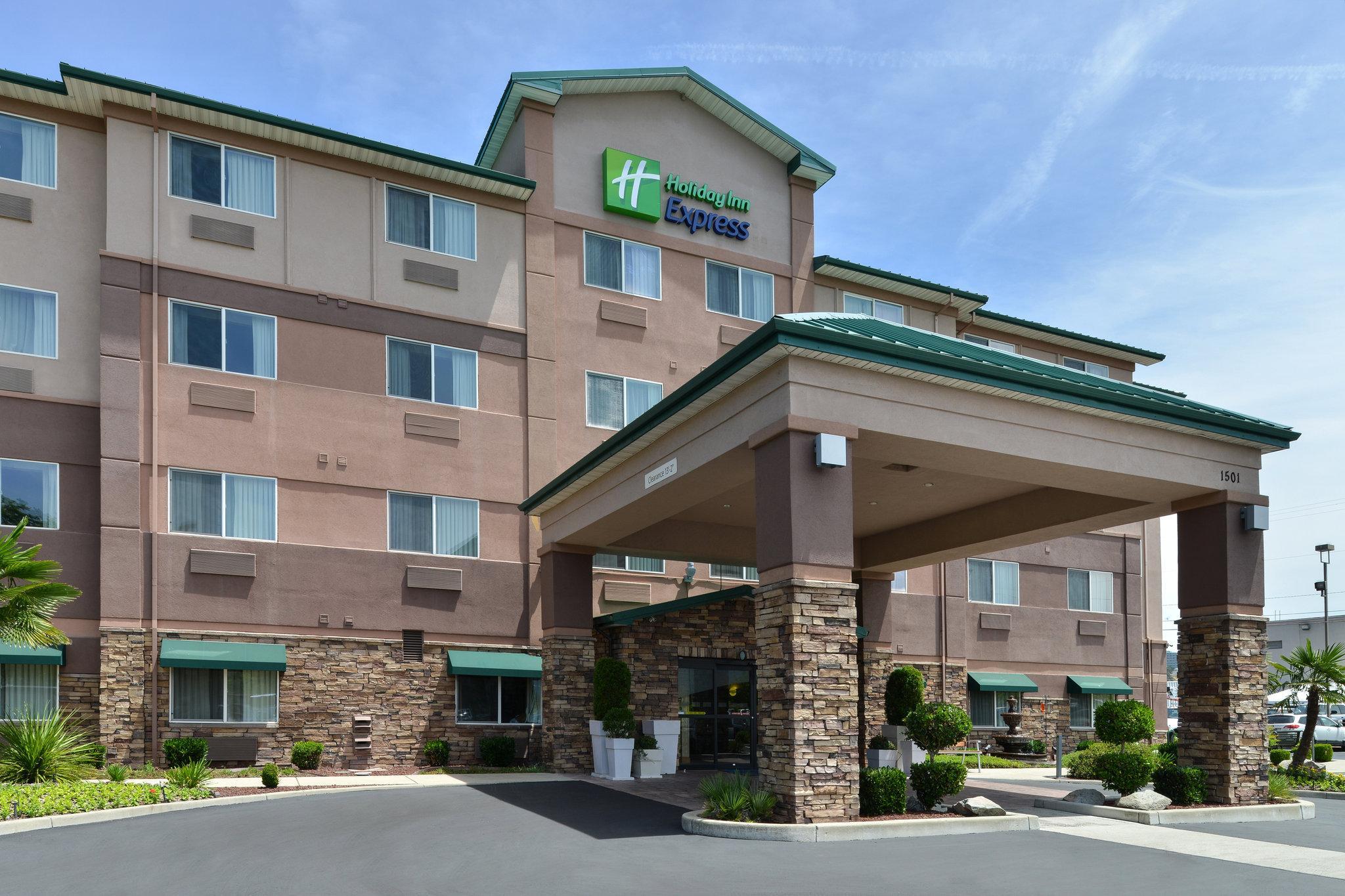 Clarion Pointe Medford Hotel Bagian luar foto