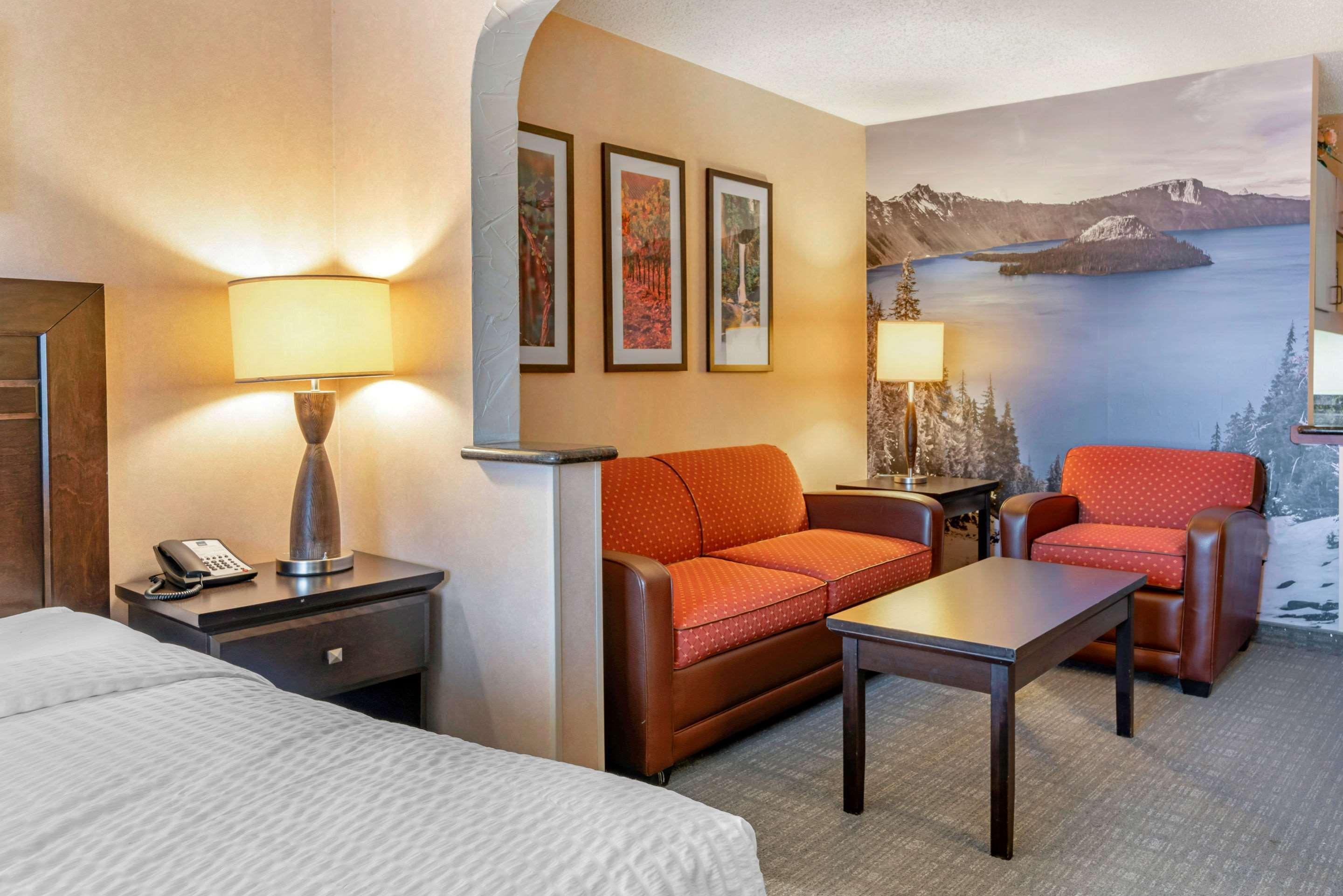 Clarion Pointe Medford Hotel Bagian luar foto
