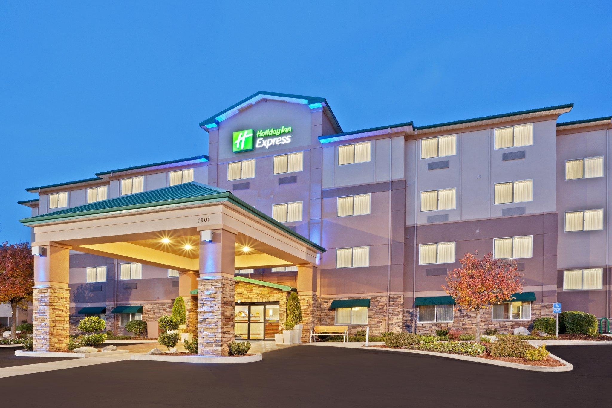 Clarion Pointe Medford Hotel Bagian luar foto