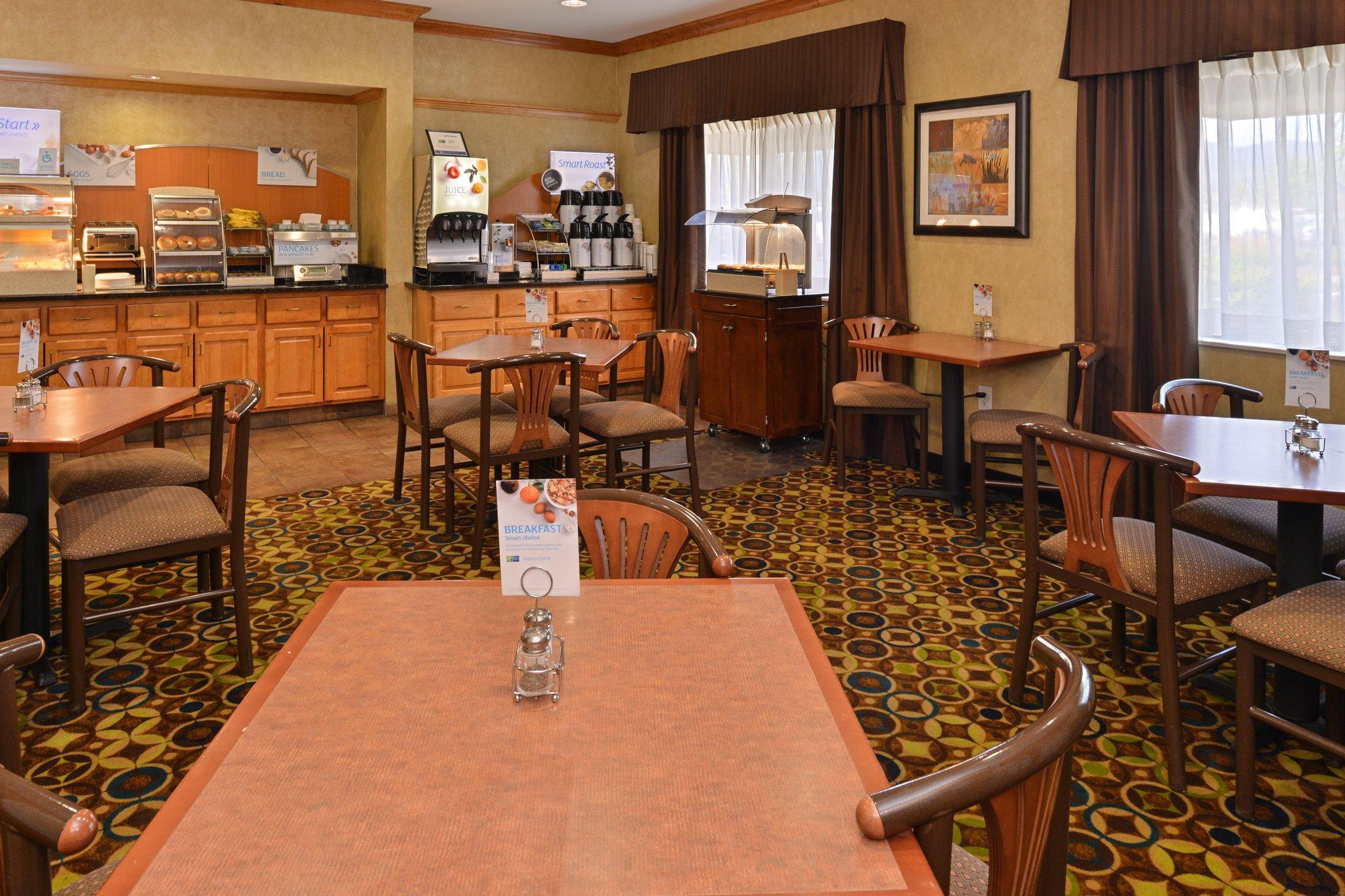 Clarion Pointe Medford Hotel Bagian luar foto