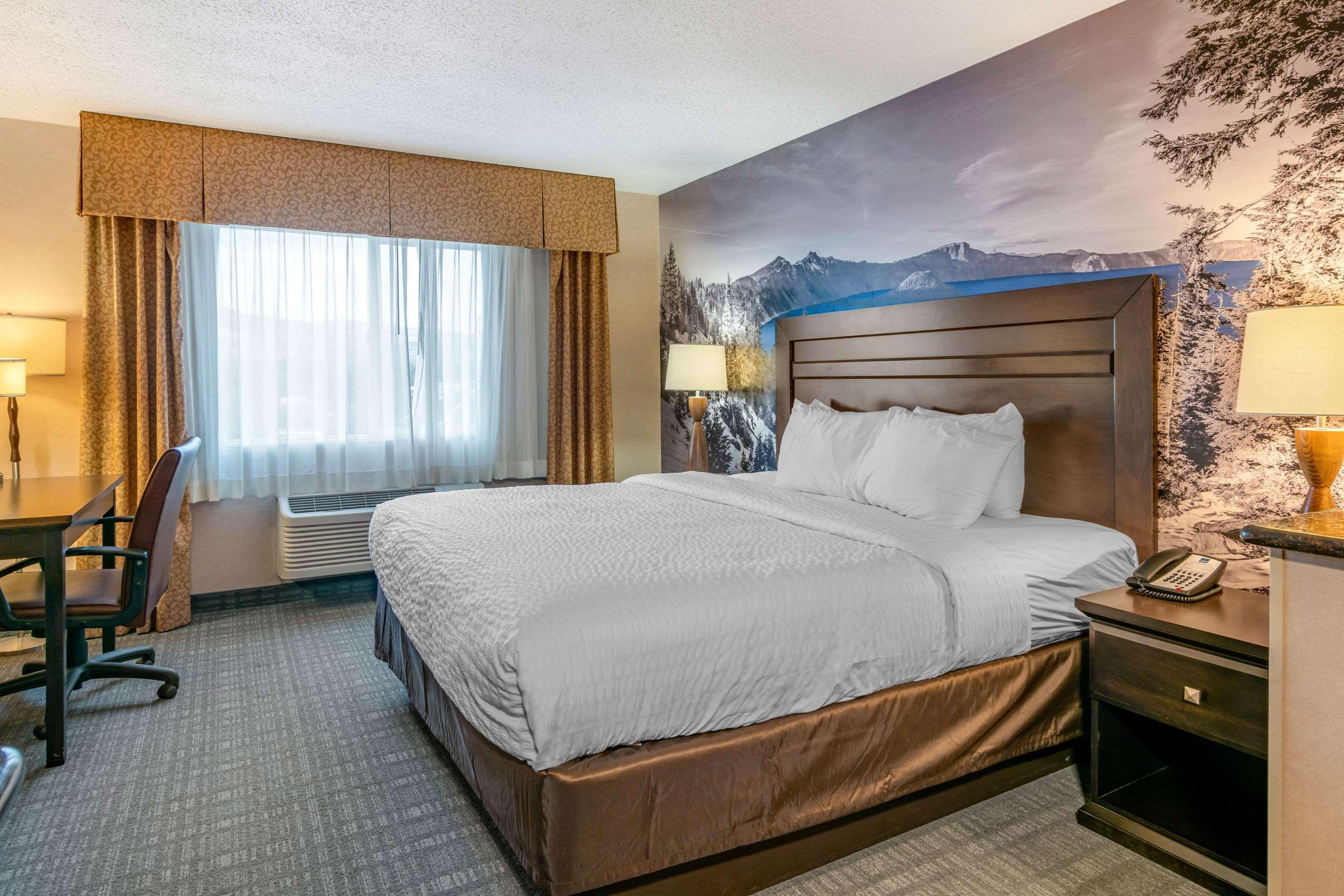 Clarion Pointe Medford Hotel Bagian luar foto