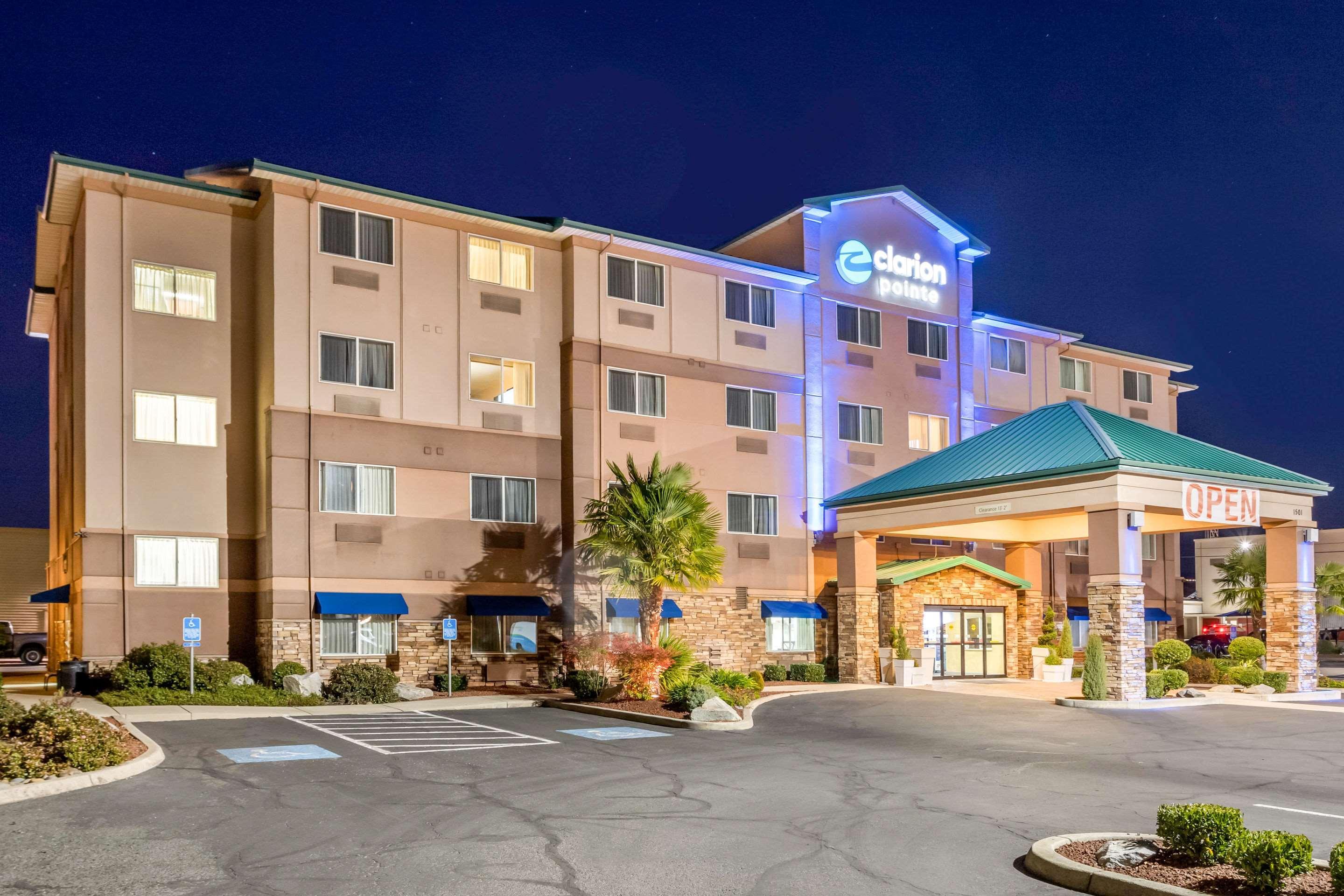 Clarion Pointe Medford Hotel Bagian luar foto