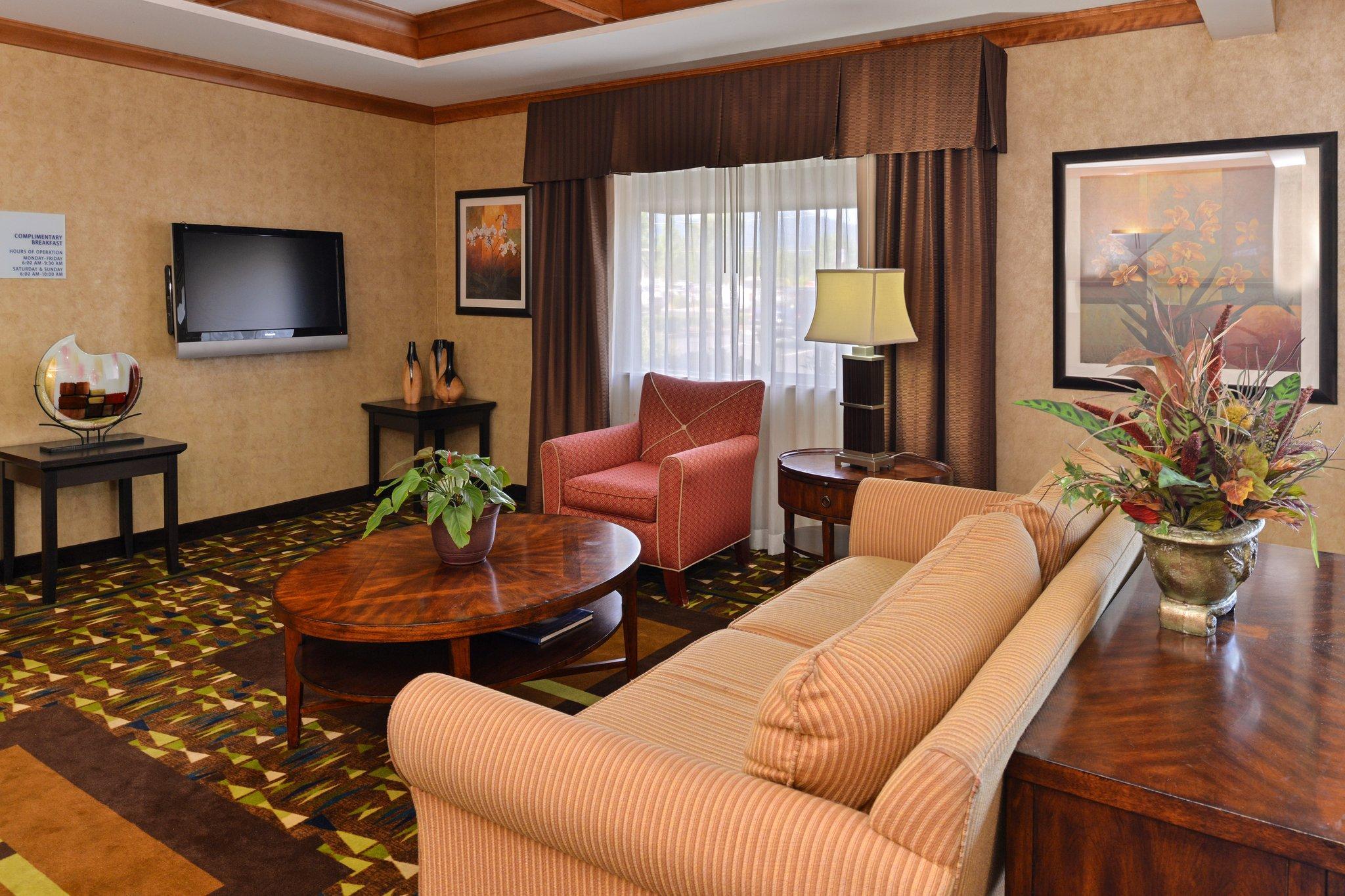Clarion Pointe Medford Hotel Bagian luar foto