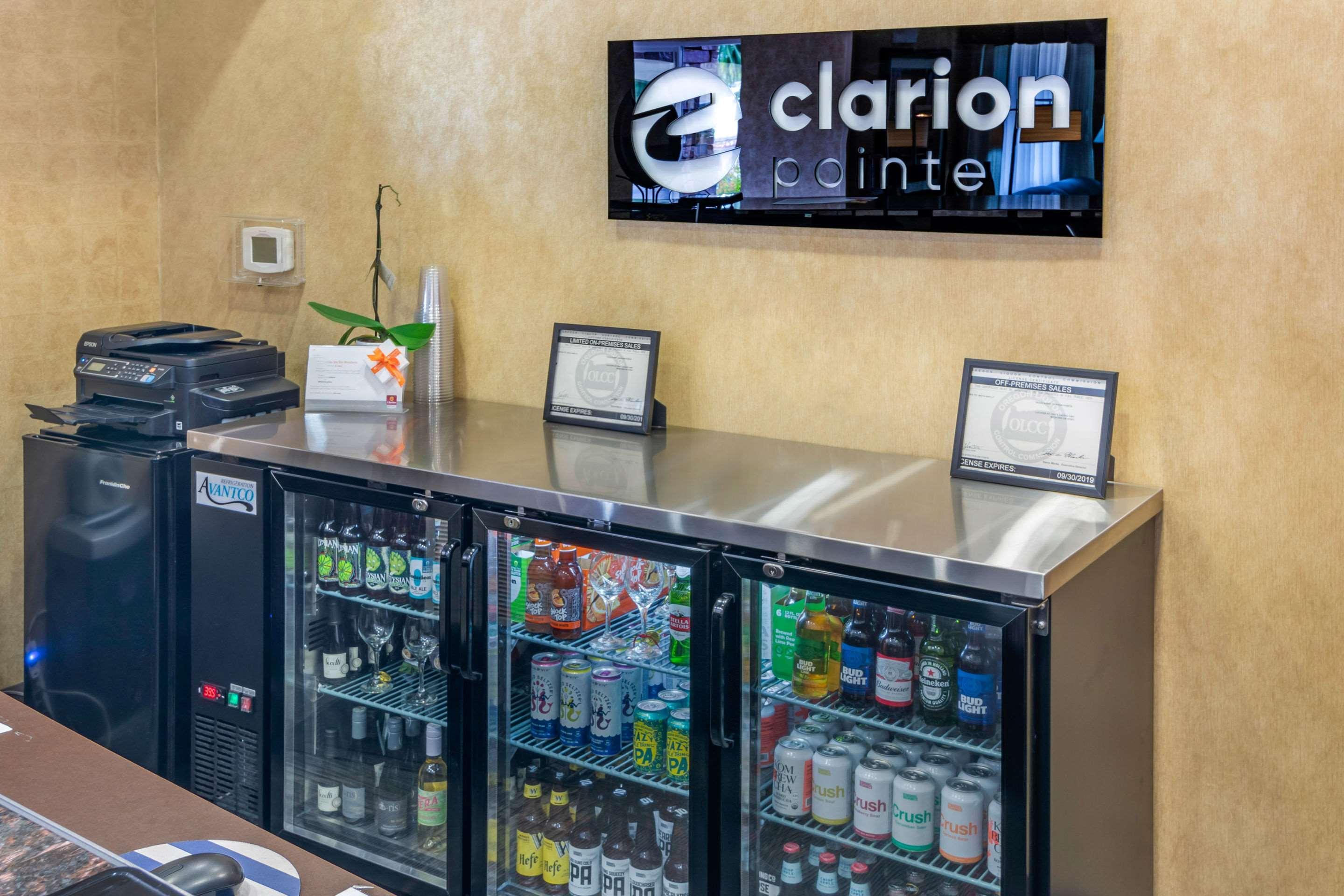 Clarion Pointe Medford Hotel Bagian luar foto