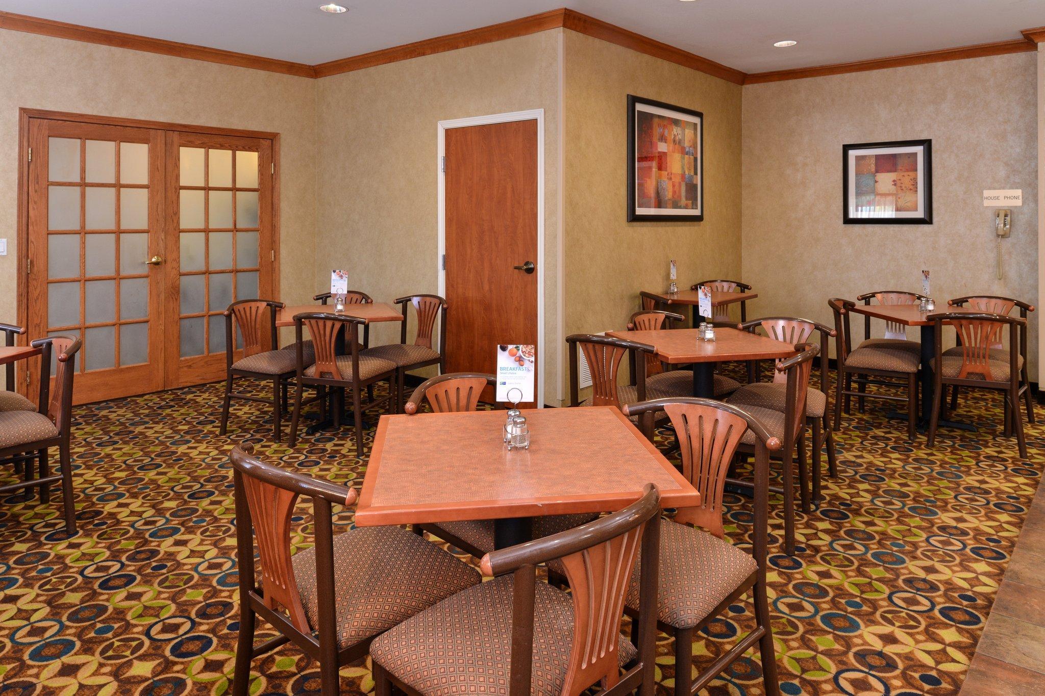 Clarion Pointe Medford Hotel Bagian luar foto