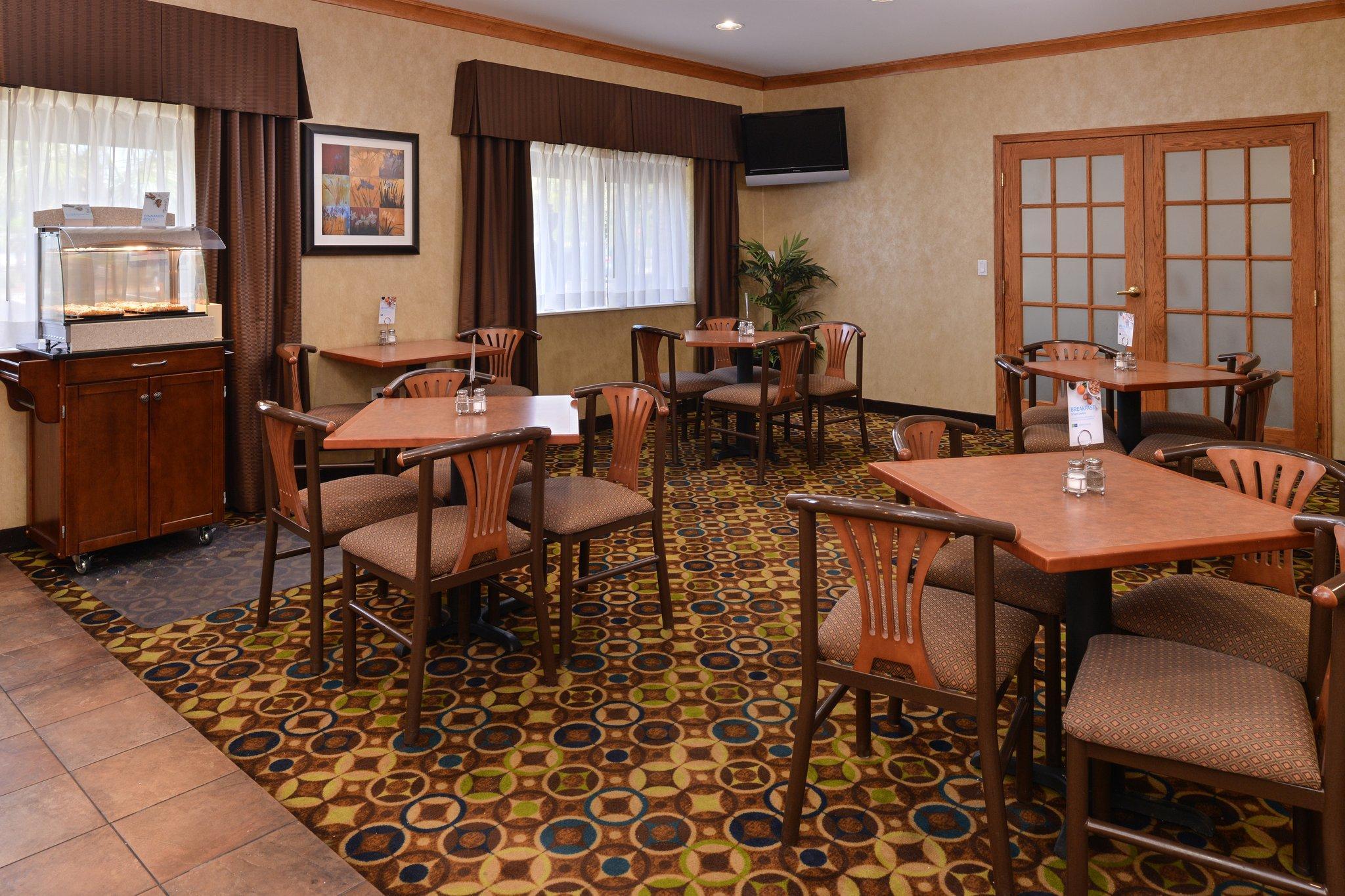 Clarion Pointe Medford Hotel Bagian luar foto