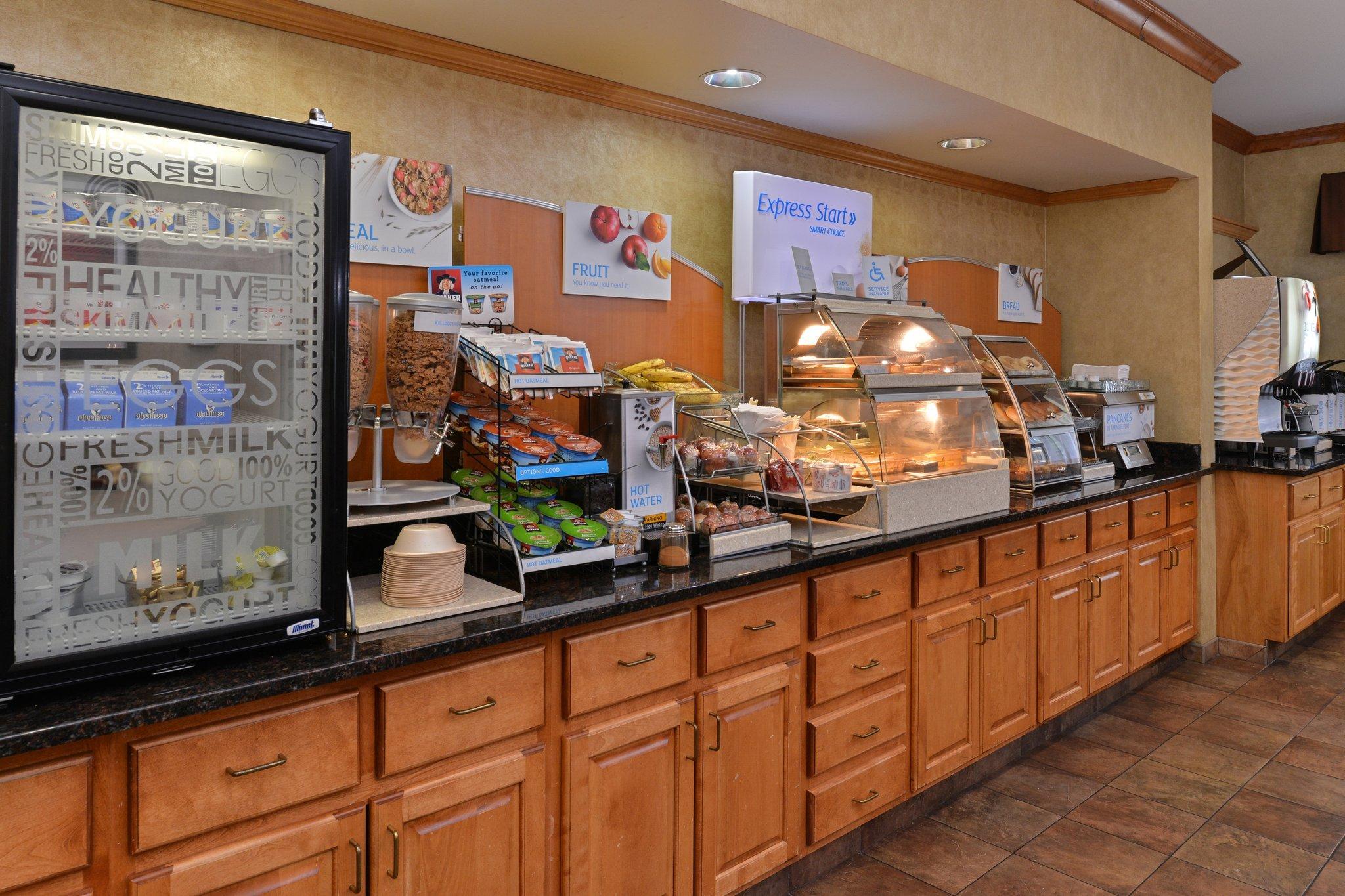 Clarion Pointe Medford Hotel Bagian luar foto
