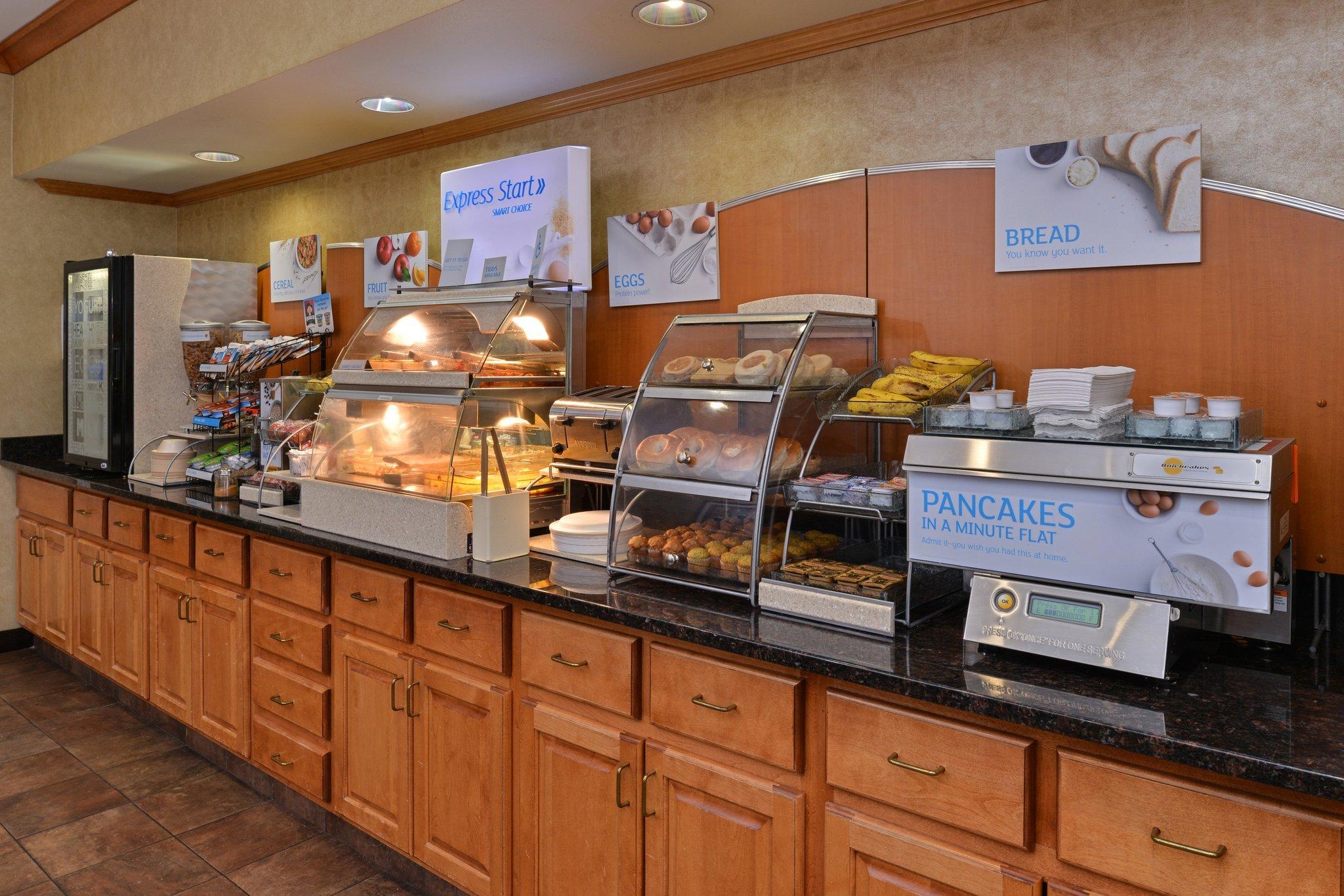 Clarion Pointe Medford Hotel Bagian luar foto