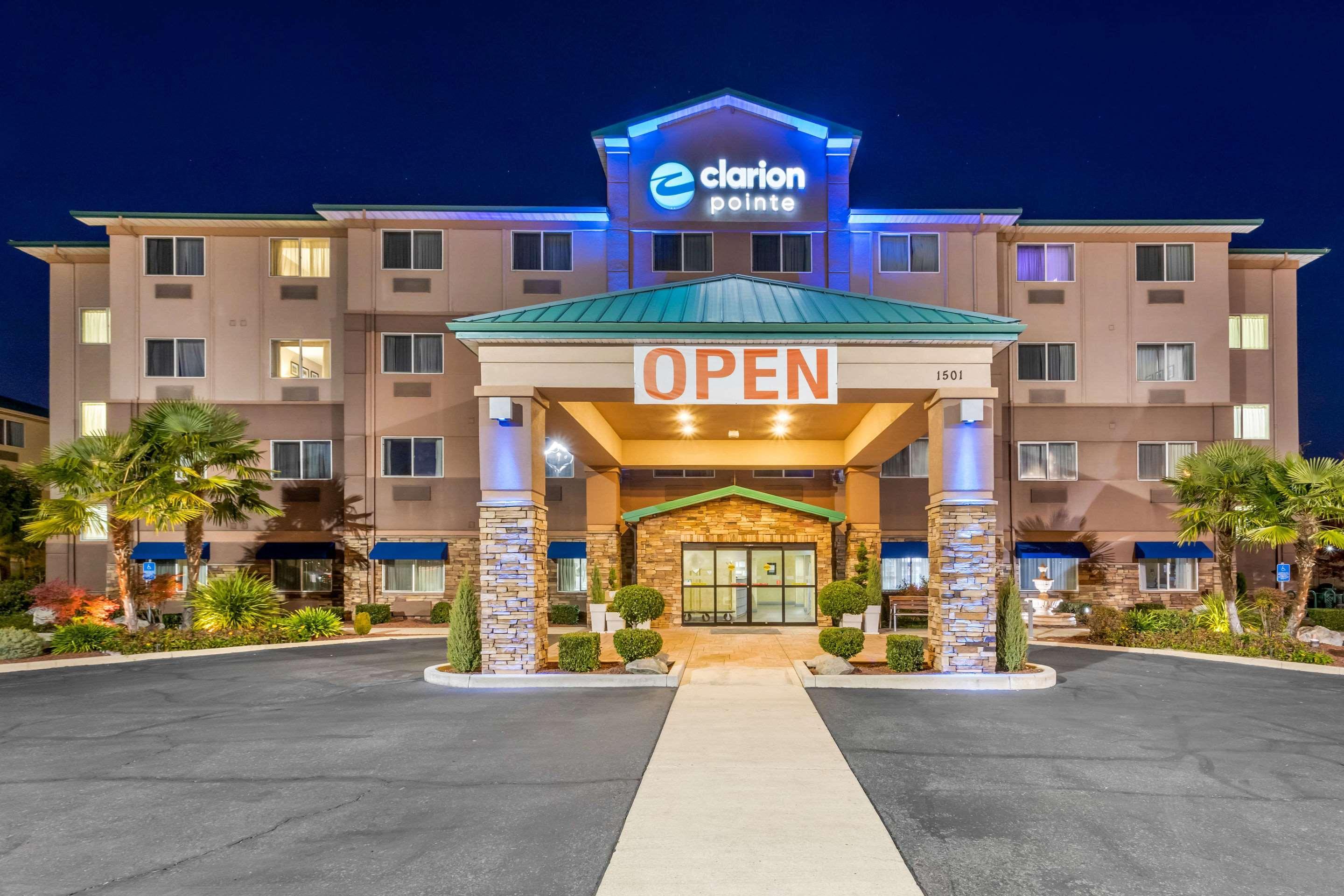 Clarion Pointe Medford Hotel Bagian luar foto