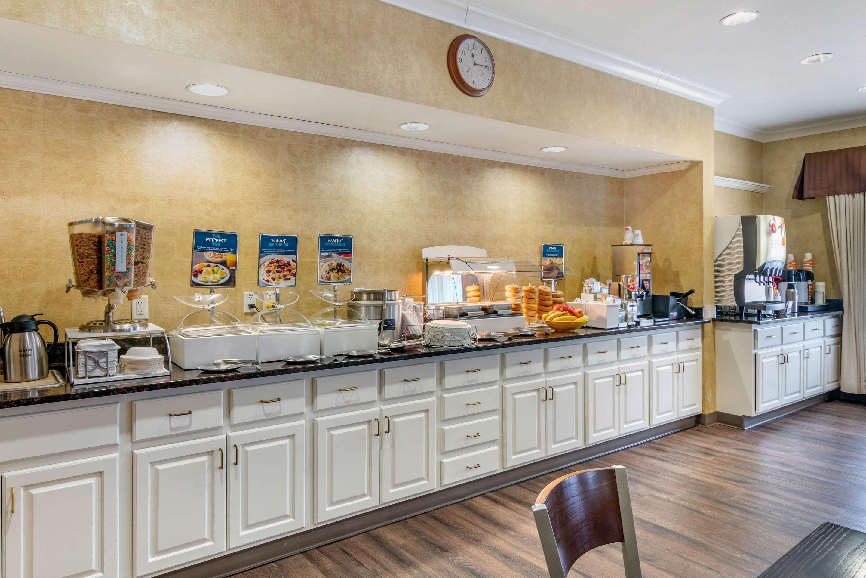 Clarion Pointe Medford Hotel Bagian luar foto
