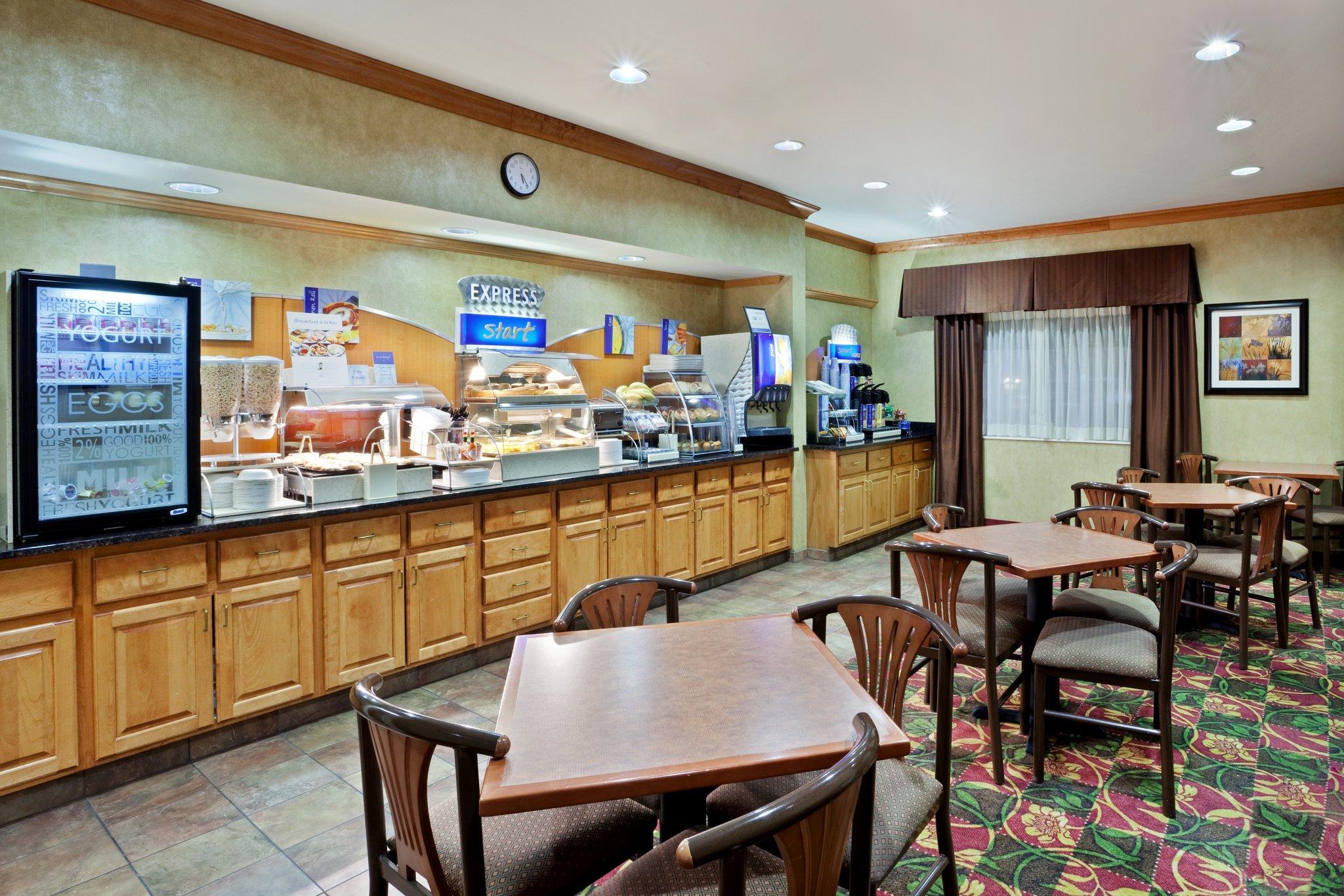 Clarion Pointe Medford Hotel Bagian luar foto