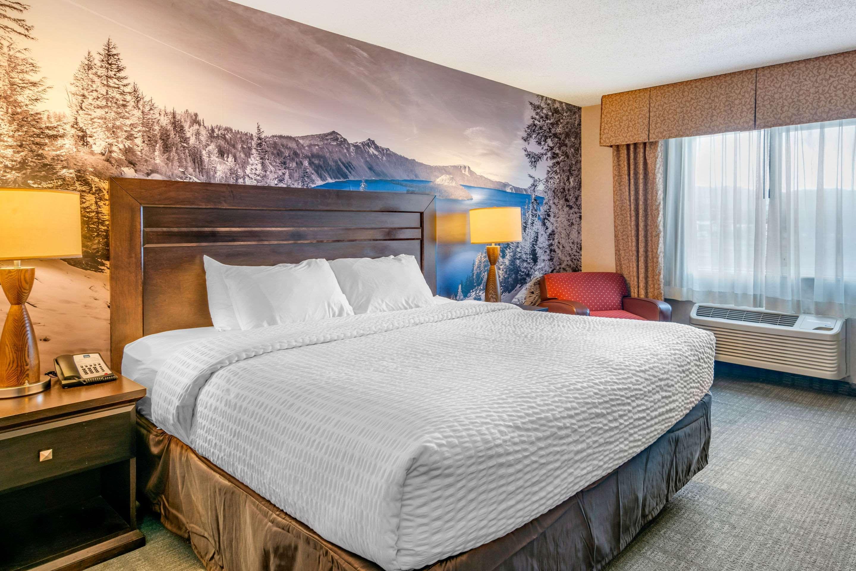 Clarion Pointe Medford Hotel Bagian luar foto
