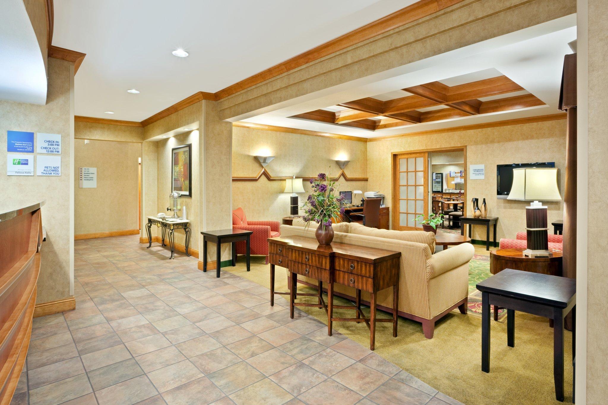 Clarion Pointe Medford Hotel Bagian luar foto