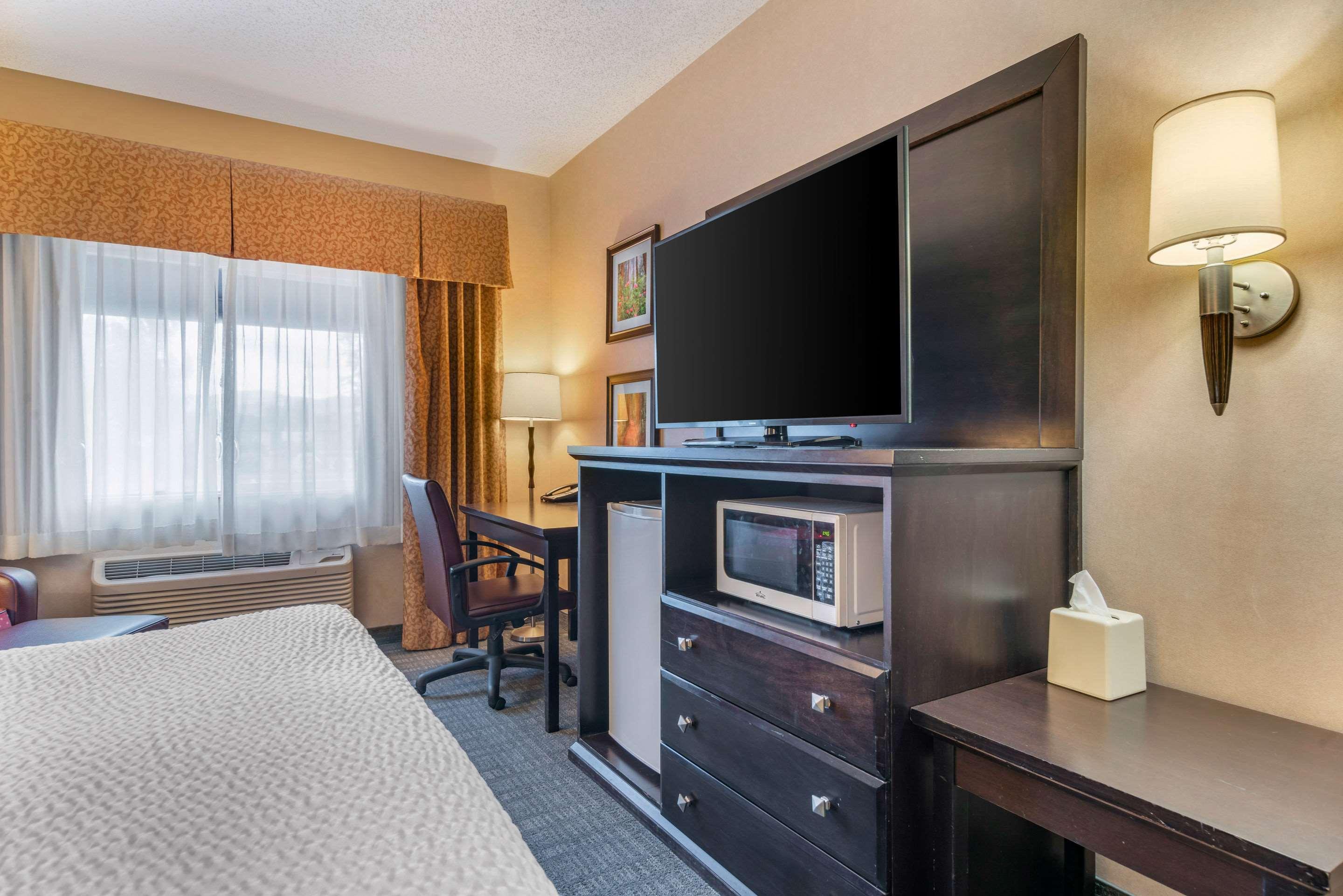 Clarion Pointe Medford Hotel Bagian luar foto