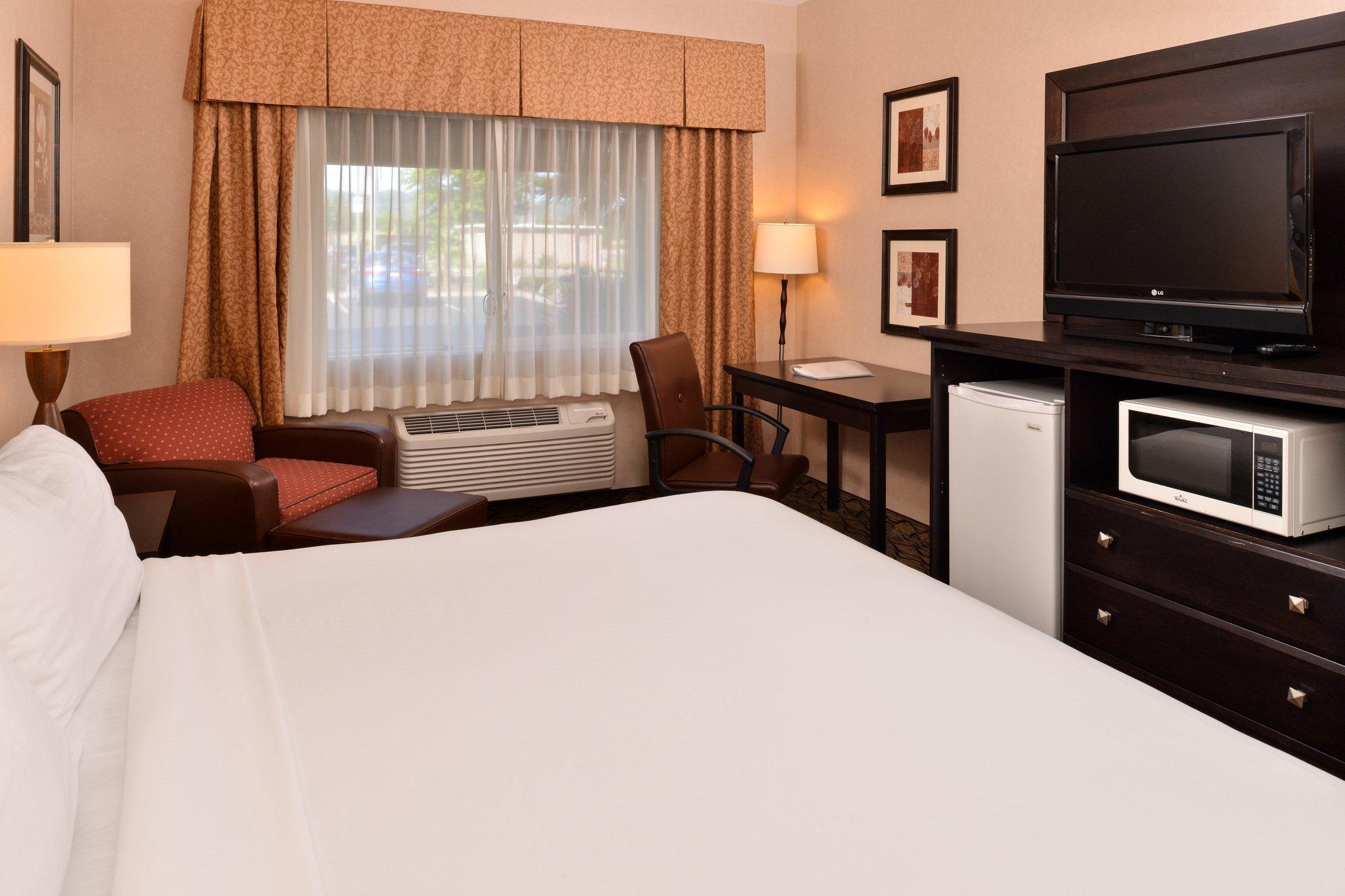 Clarion Pointe Medford Hotel Bagian luar foto
