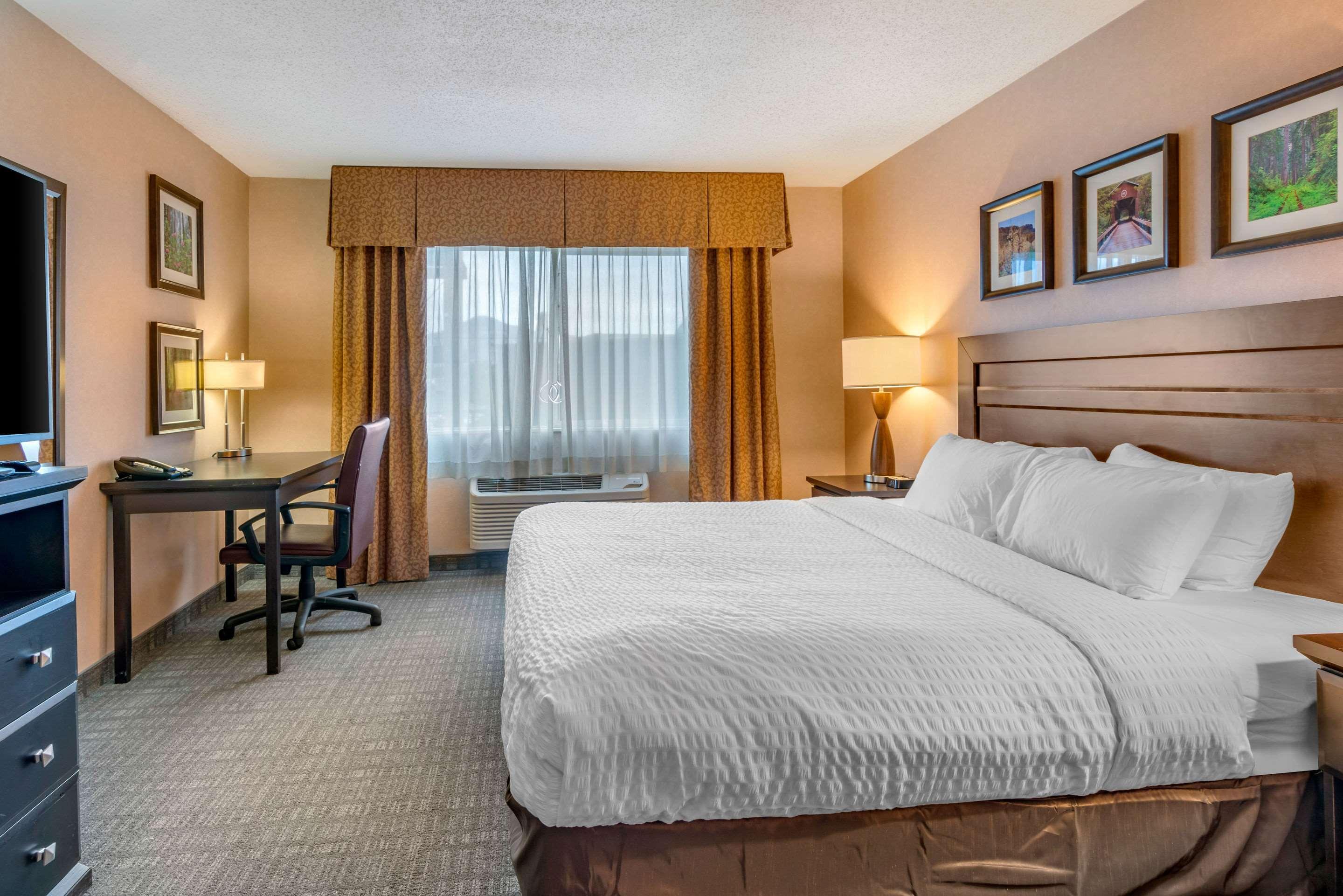 Clarion Pointe Medford Hotel Bagian luar foto