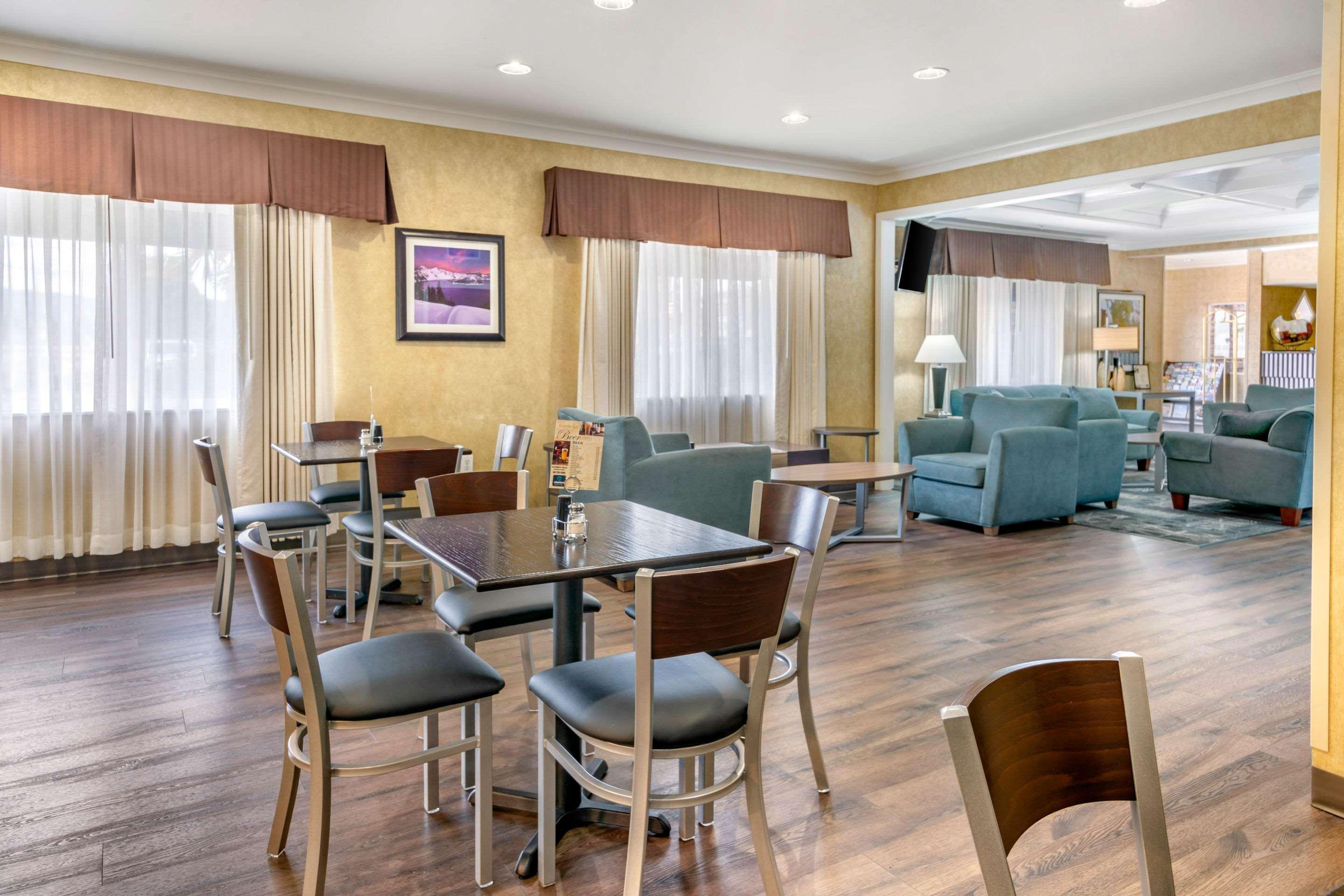 Clarion Pointe Medford Hotel Bagian luar foto