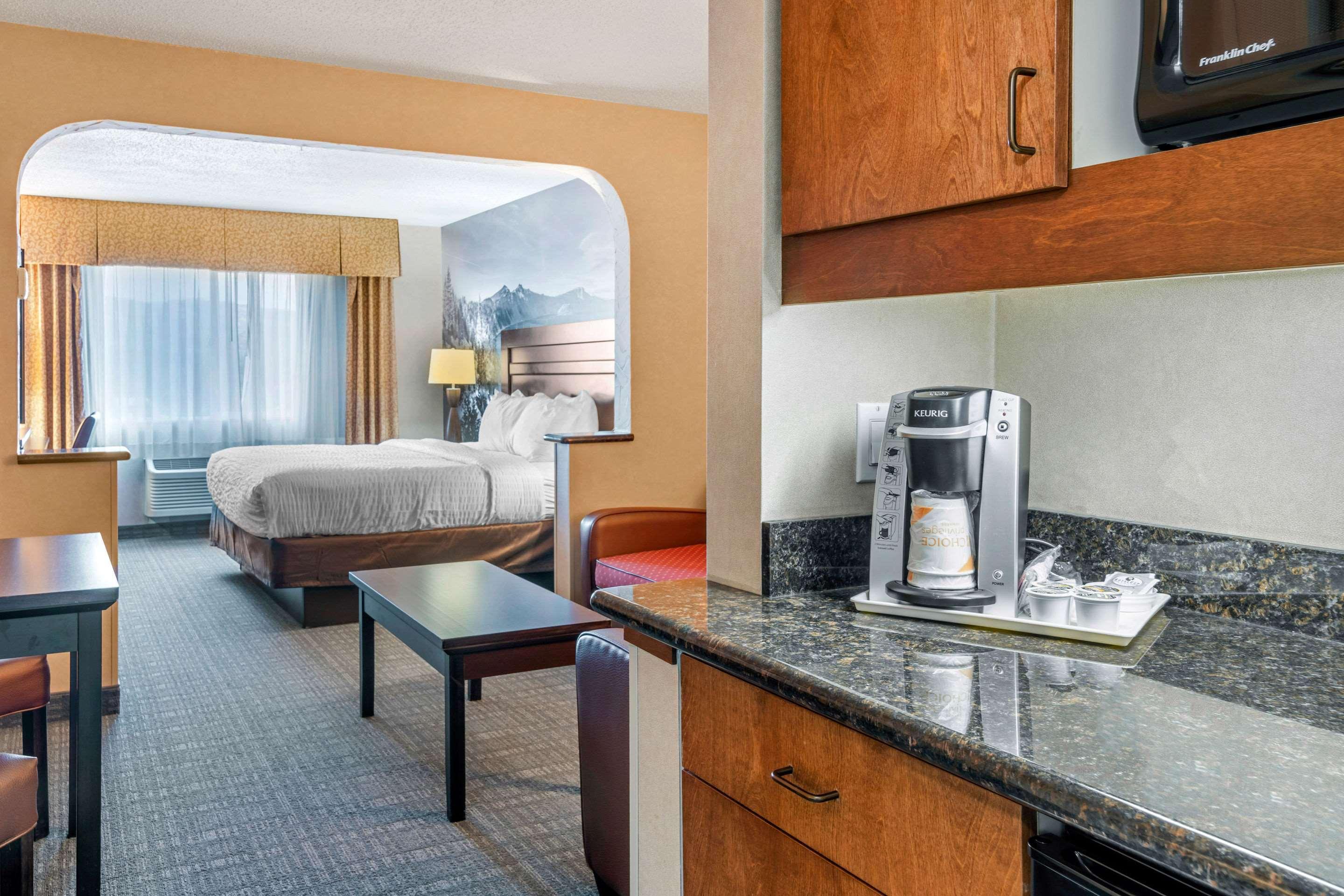 Clarion Pointe Medford Hotel Bagian luar foto