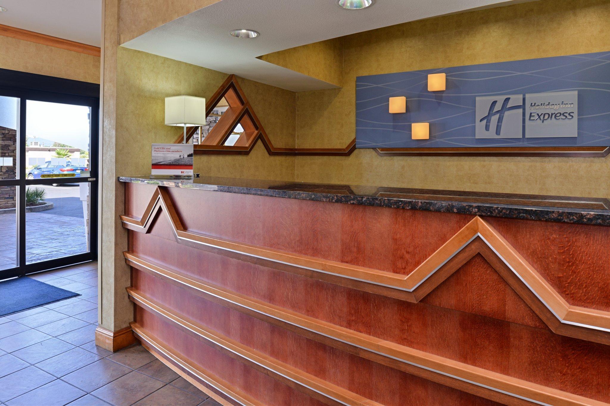 Clarion Pointe Medford Hotel Bagian luar foto
