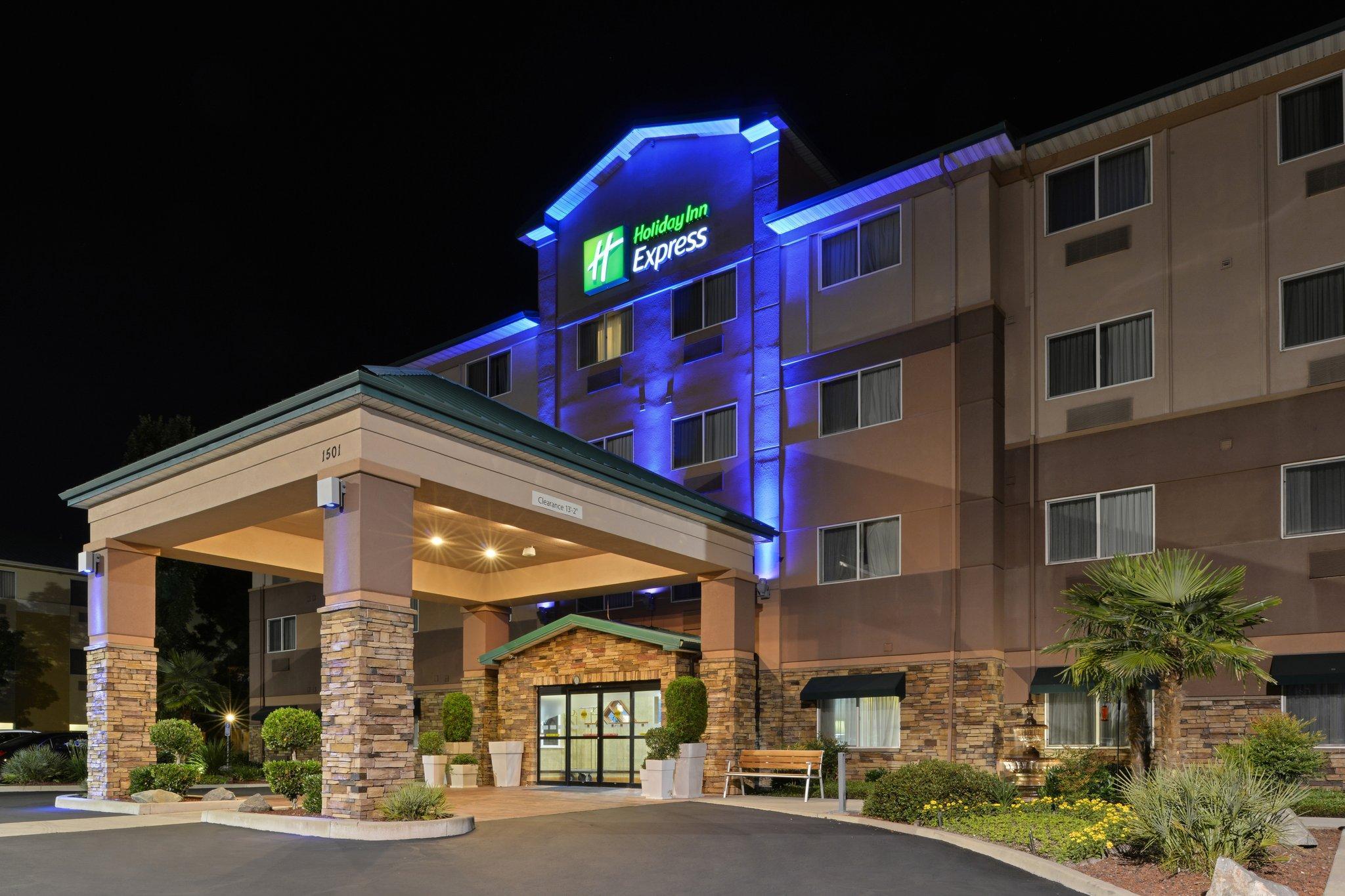Clarion Pointe Medford Hotel Bagian luar foto
