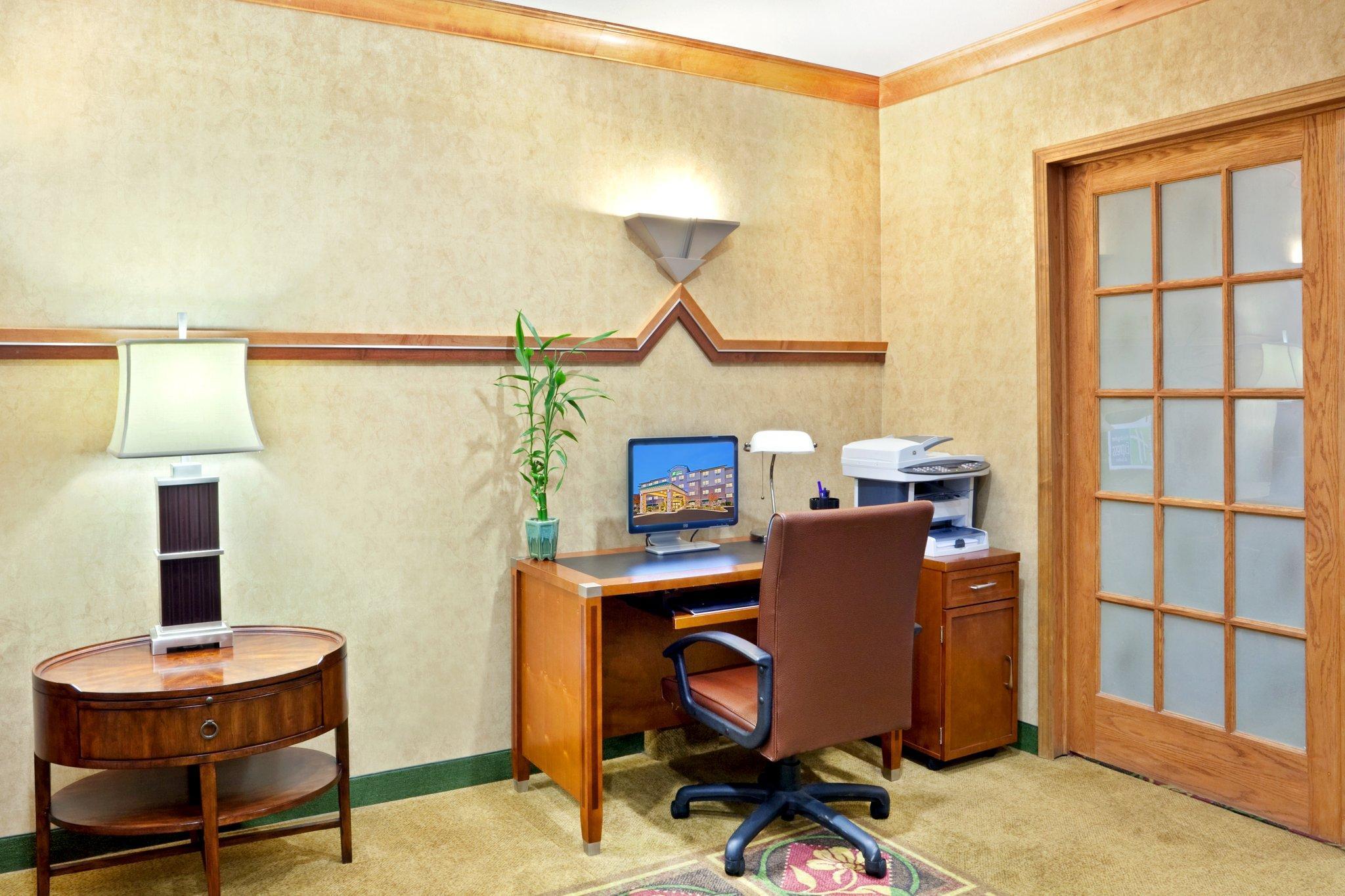 Clarion Pointe Medford Hotel Bagian luar foto
