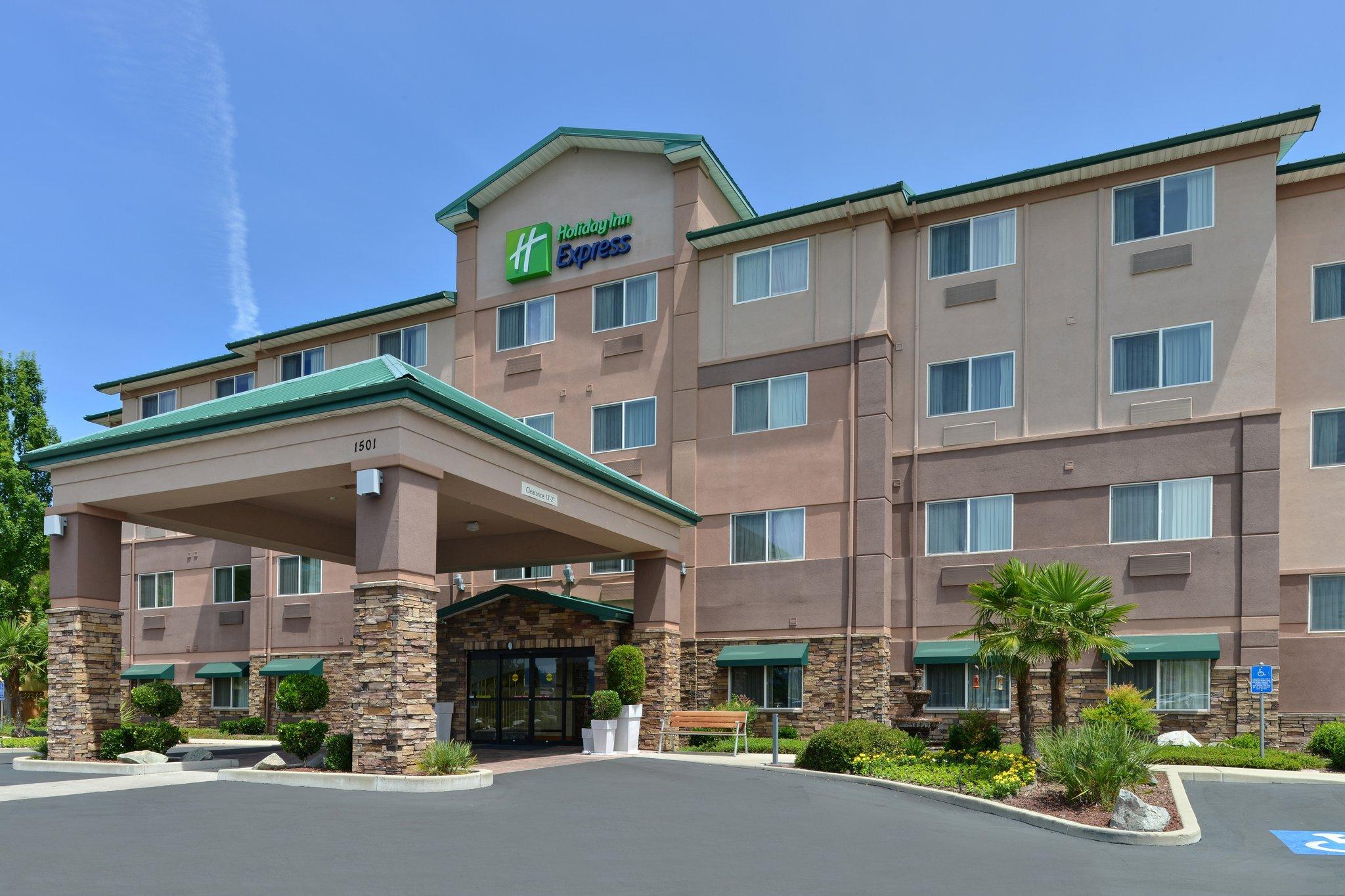 Clarion Pointe Medford Hotel Bagian luar foto