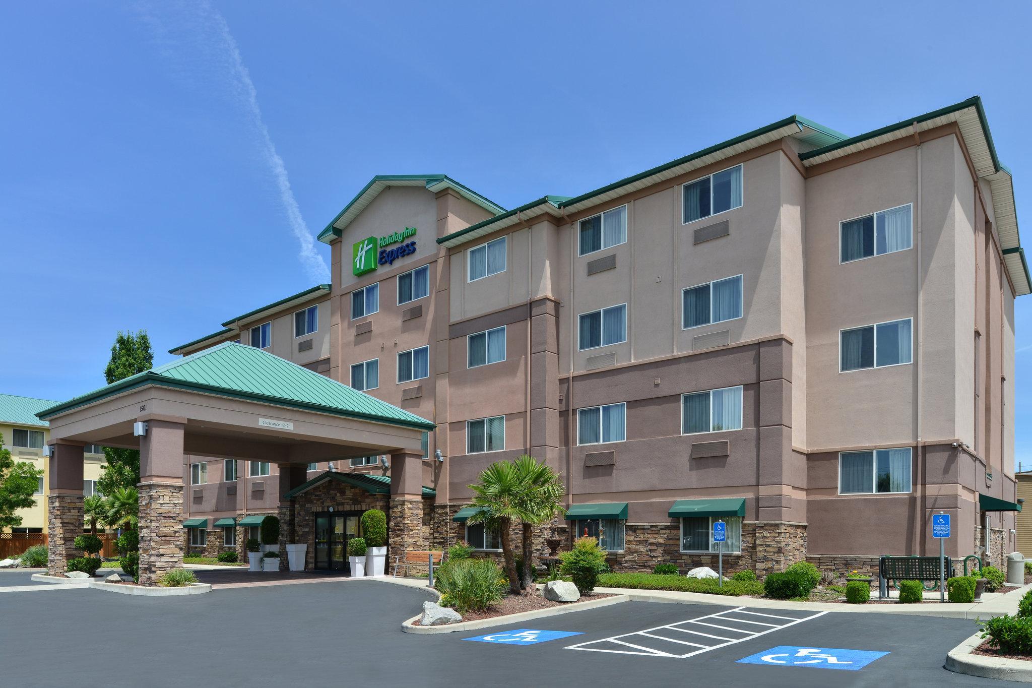 Clarion Pointe Medford Hotel Bagian luar foto