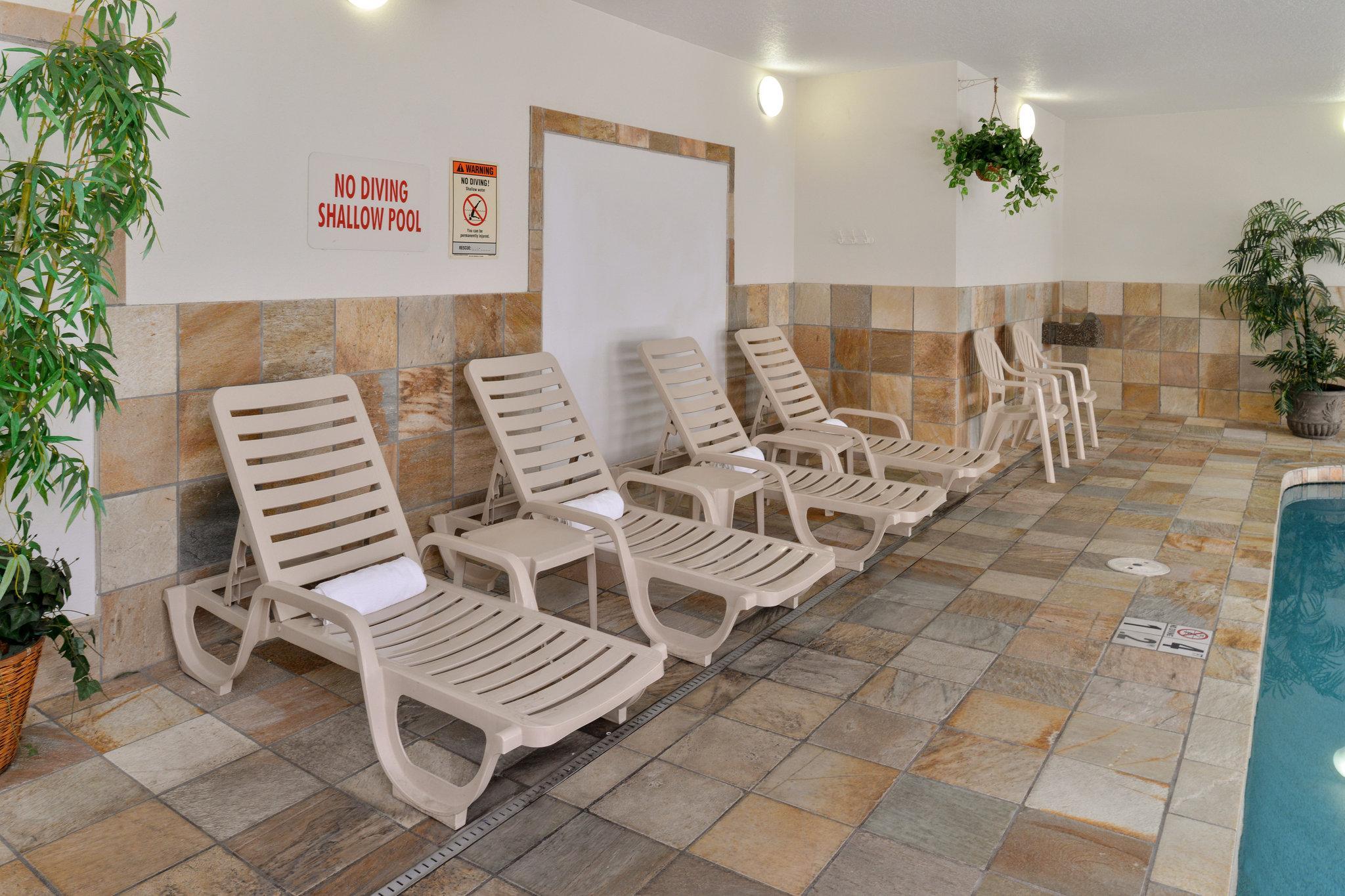 Clarion Pointe Medford Hotel Bagian luar foto
