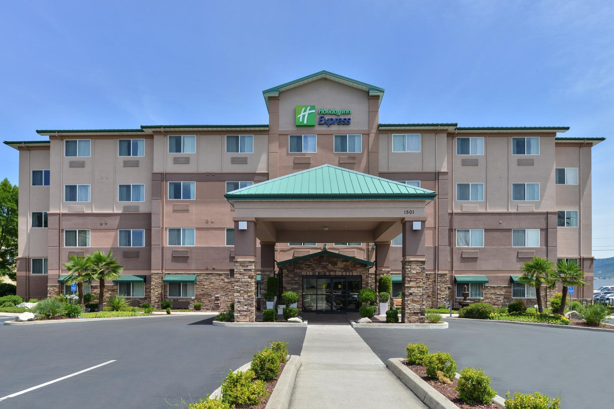 Clarion Pointe Medford Hotel Bagian luar foto