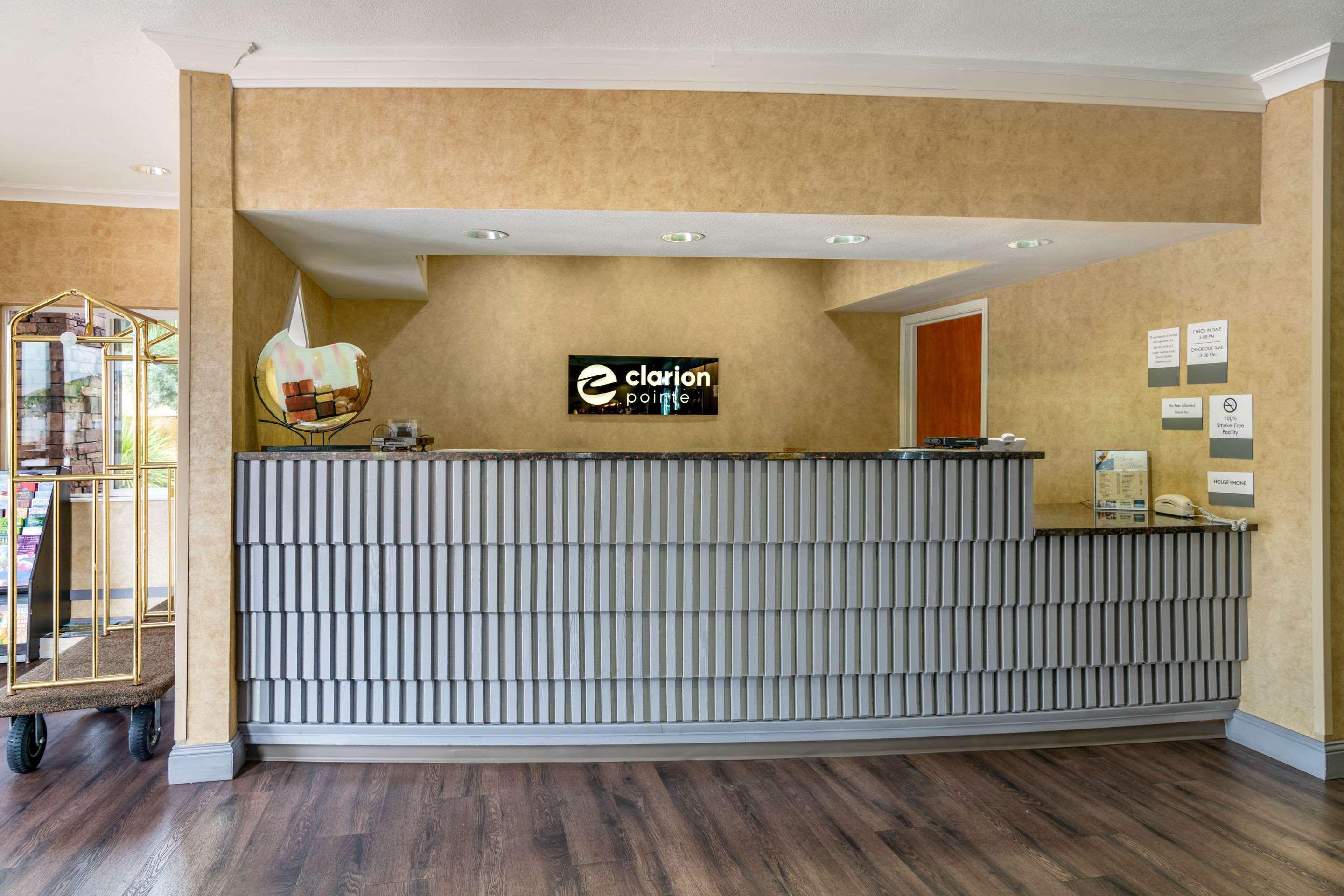 Clarion Pointe Medford Hotel Bagian luar foto