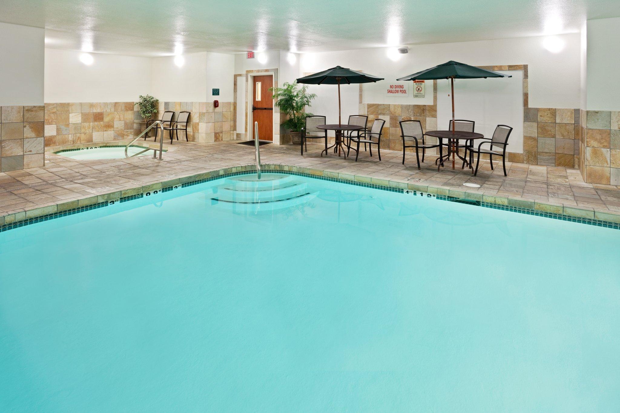 Clarion Pointe Medford Hotel Bagian luar foto