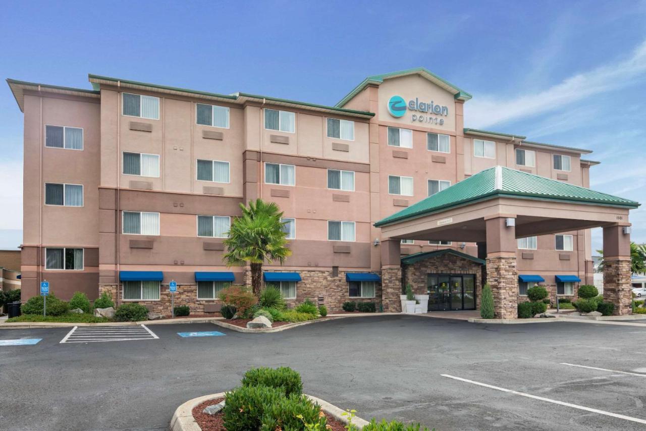 Clarion Pointe Medford Hotel Bagian luar foto