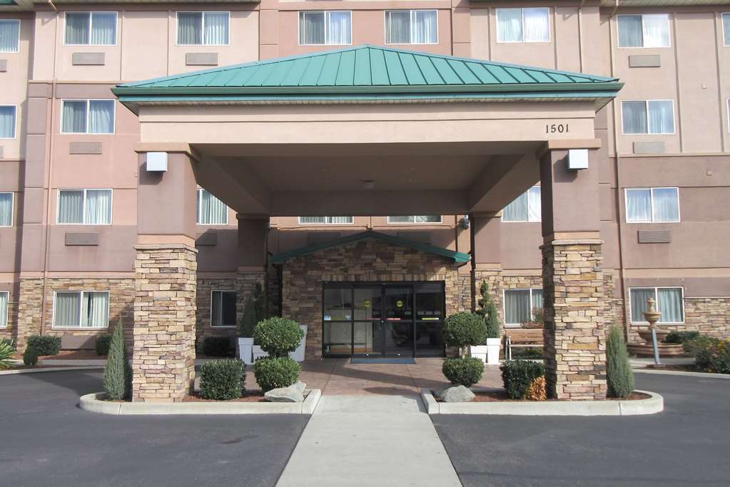 Clarion Pointe Medford Hotel Bagian luar foto