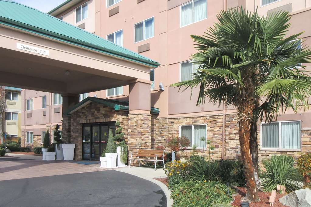 Clarion Pointe Medford Hotel Bagian luar foto